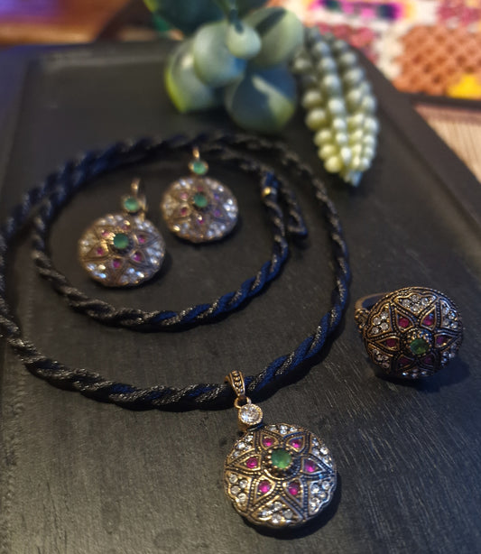 Schmuck-Set mit smaragdgrünen und rubinroten Natursteinen KYK-2