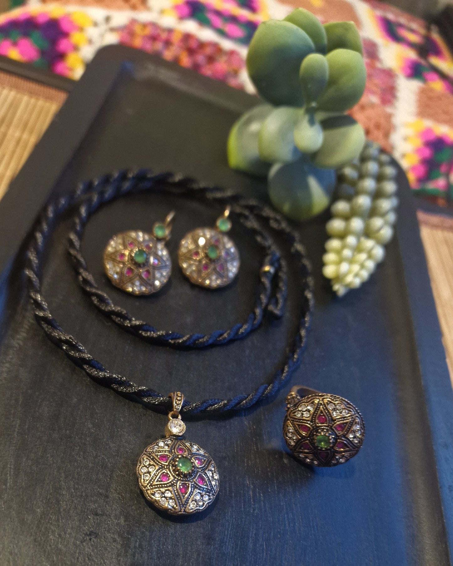 Schmuck-Set mit smaragdgrünen und rubinroten Natursteinen KYK-2