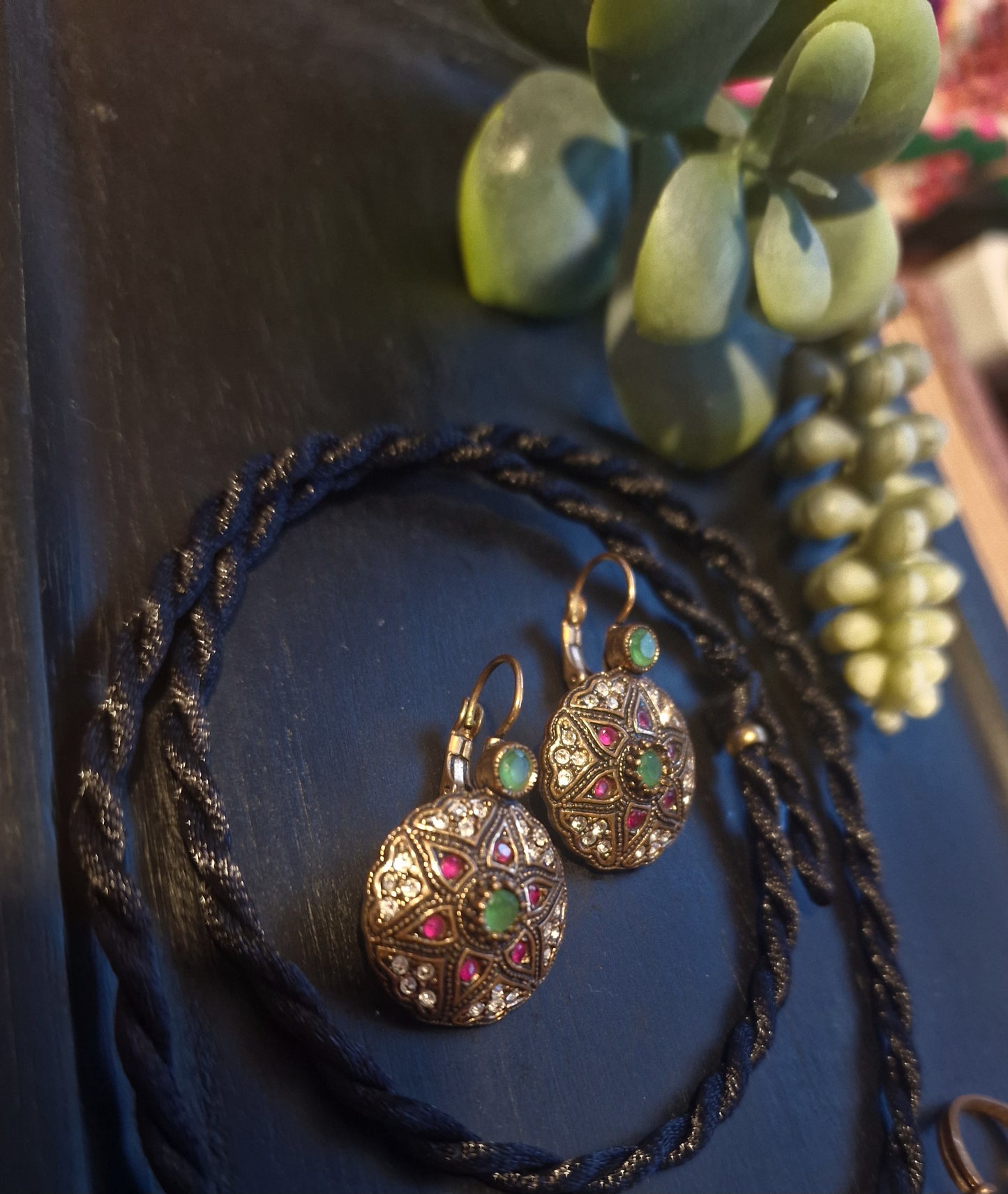 Schmuck-Set mit smaragdgrünen und rubinroten Natursteinen KYK-2