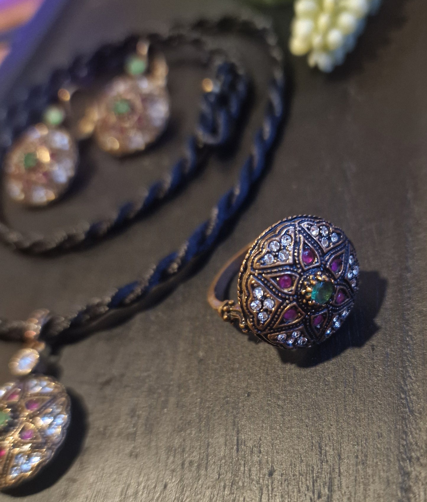 Schmuck-Set mit smaragdgrünen und rubinroten Natursteinen KYK-2