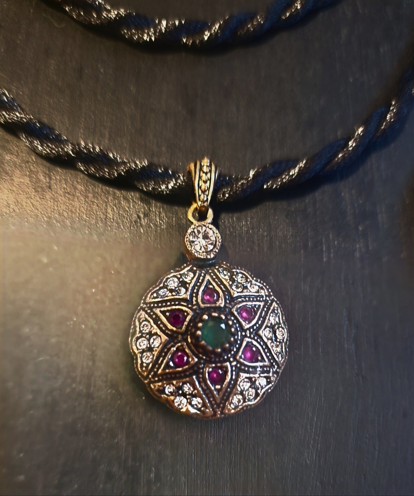 Schmuck-Set mit smaragdgrünen und rubinroten Natursteinen KYK-2