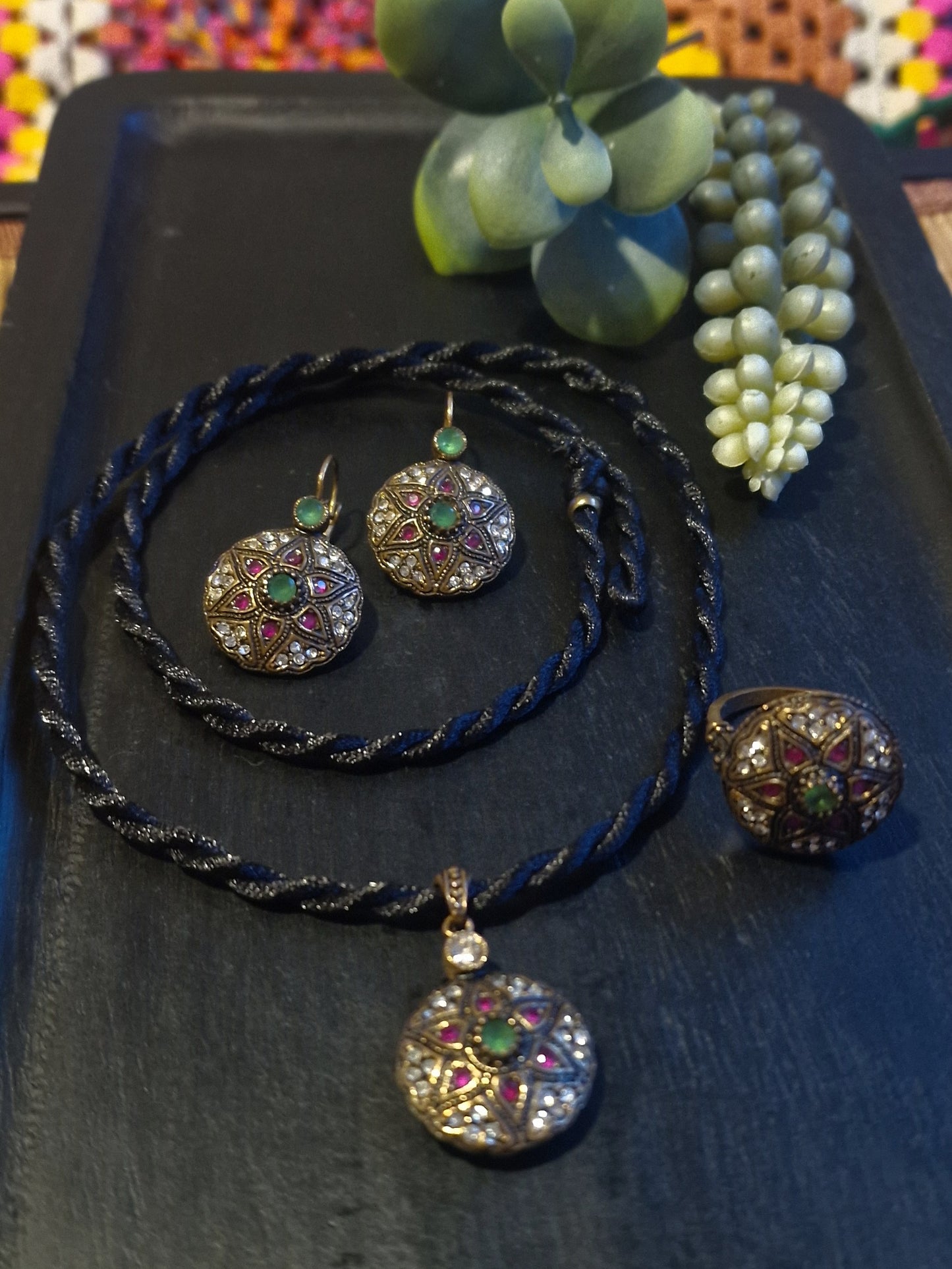 Schmuck-Set mit smaragdgrünen und rubinroten Natursteinen KYK-2