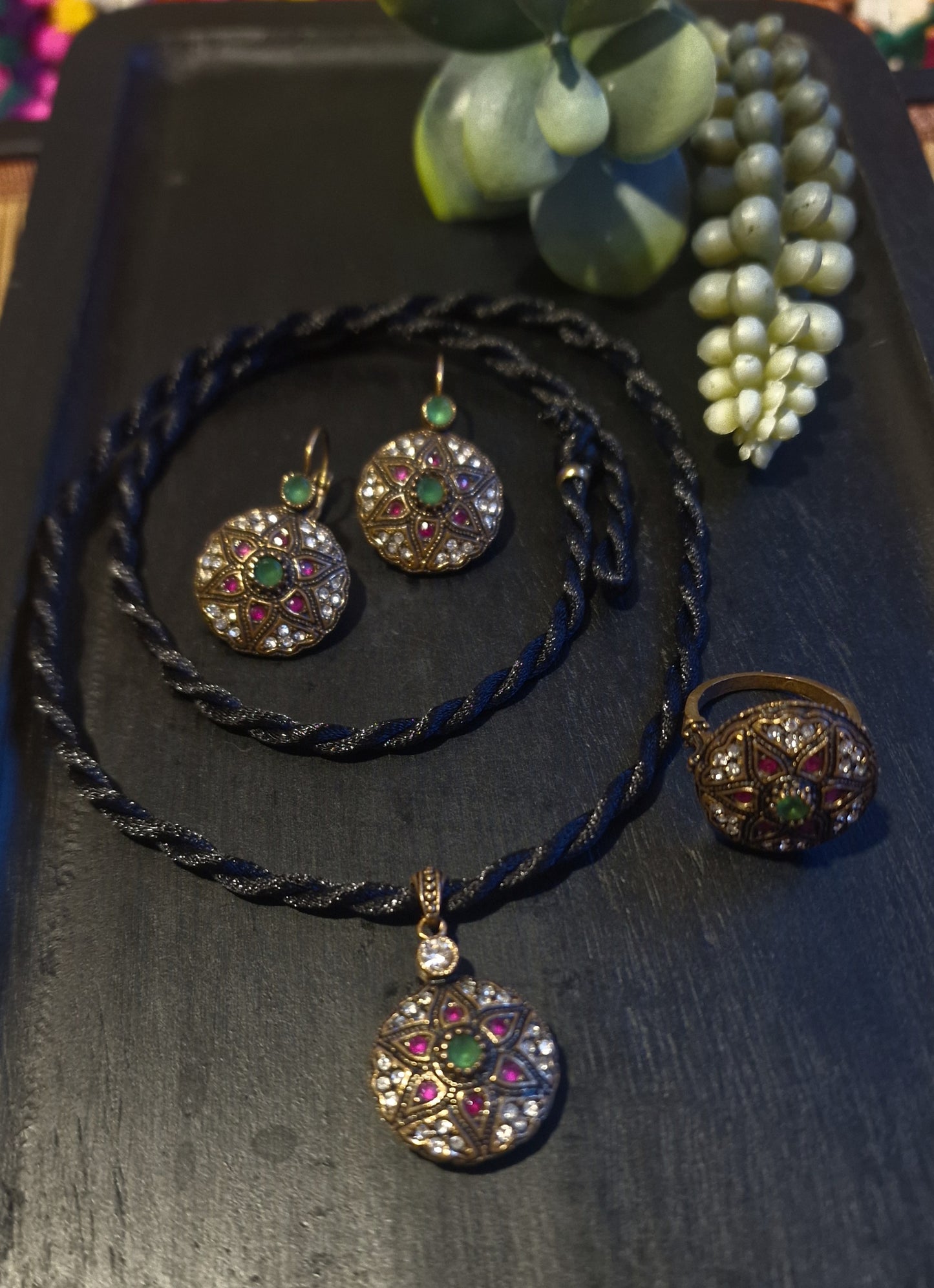 Schmuck-Set mit smaragdgrünen und rubinroten Natursteinen KYK-2